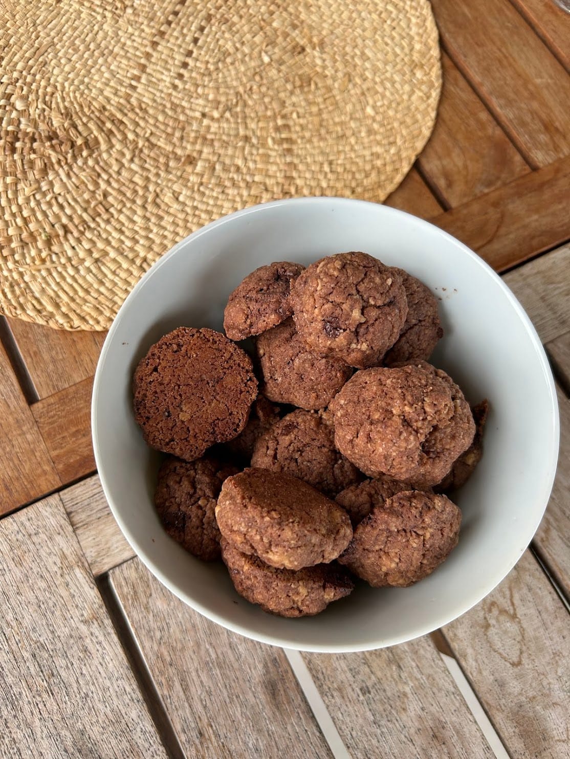 Mini cookies maison au chocolat, dorés et gourmands, posés sur une plaque de cuisson